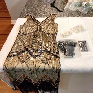 Flapper costume dress with accessories.